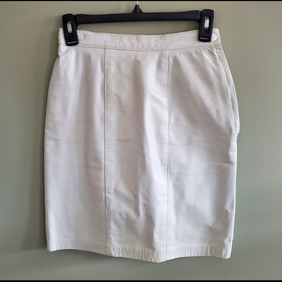 Gorgeous off white vintage Danier leather mini skirt. - Picture 1 of 9